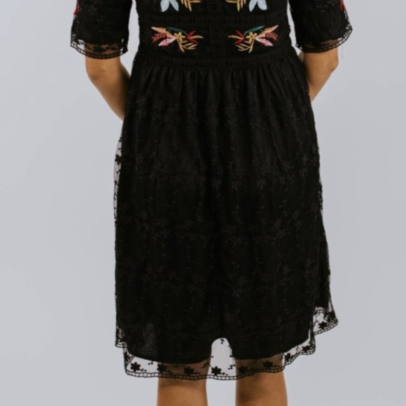ChicsOne Naomi Embroidered Short Sleeve Midi Dress - NWT! - Picture 3 of 5